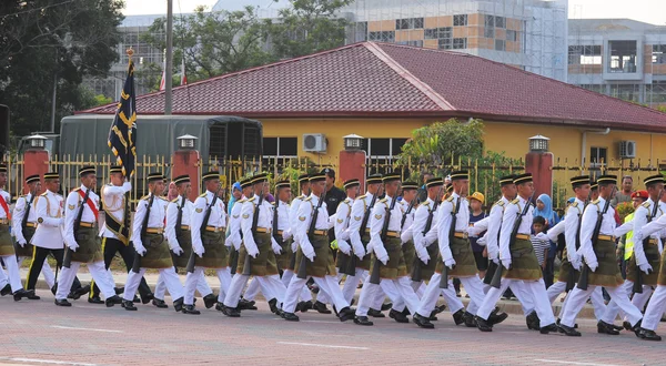 Maleisiërs deelnemen aan nationale dag parade. — Stockfoto