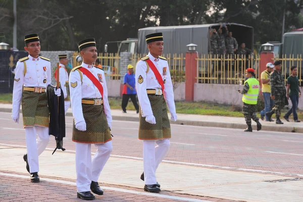 Les Malaisiens participent au défilé de la fête nationale . — Photo