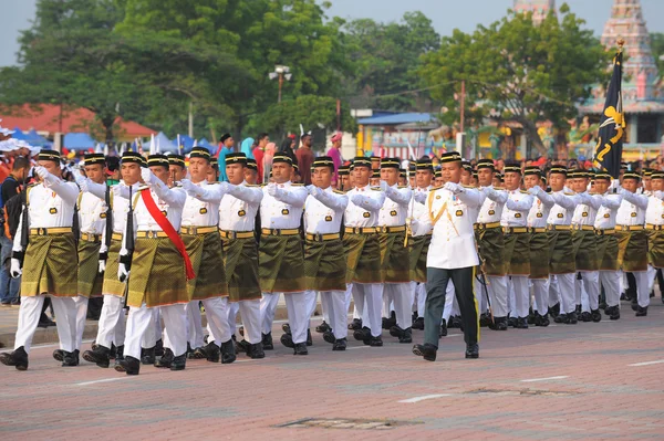 Малайзийцы участвуют в параде в честь Национального дня . — стоковое фото