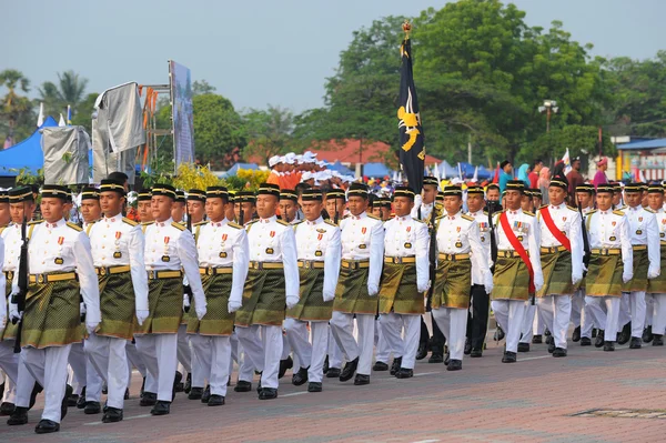 Malaysier nehmen an Parade zum Nationalfeiertag teil. — Stockfoto