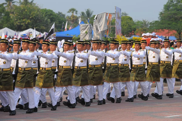 Malaysier nehmen an Parade zum Nationalfeiertag teil. — Stockfoto