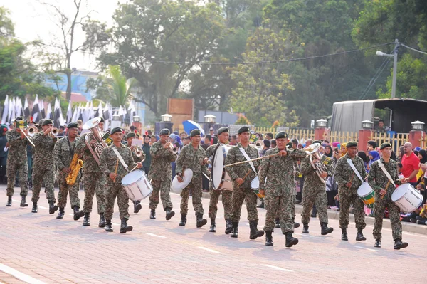 KUANTAN-AOÛT 31 : Les Malaisiens participent au défilé de la fête nationale, ce — Photo