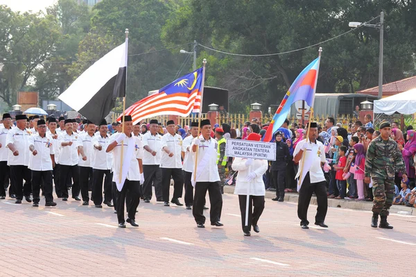 关丹 Aug 31:Army 退伍军人参加国庆阅兵, — 图库照片