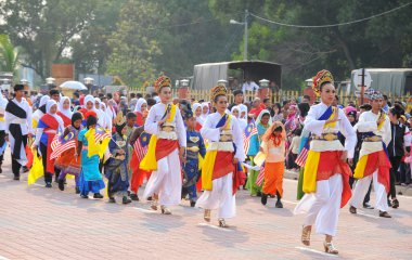 Kuantan-Ağustos 31:Malaysians üzerinde 31 Ağustos 2015 yılında Kuantan, Pahang, Malezya bağımsızlık 58 yaşını kutluyor Ulusal günü yürüyüşü, katılmak.