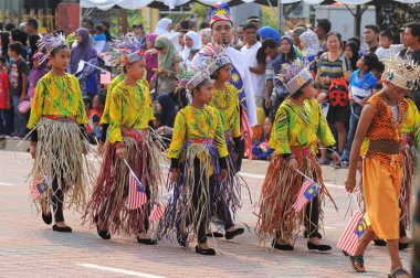Kuantan-Ağustos 31:Malaysians üzerinde 31 Ağustos 2015 yılında Kuantan, Pahang, Malezya bağımsızlık 58 yaşını kutluyor Ulusal günü yürüyüşü, katılmak.