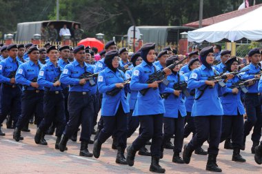 Kuantan-Ağustos 31:Malaysians üzerinde 31 Ağustos 2015 yılında Kuantan, Pahang, Malezya bağımsızlık 58 yaşını kutluyor Ulusal günü yürüyüşü, katılmak.