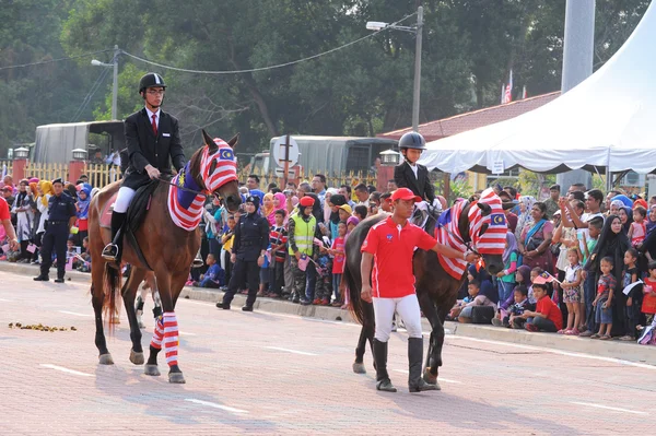 KUANTAN-AUG 31:Malaysians participate in National Day parade, celebrating the 58th anniversary of independence on August 31, 2015 in Kuantan, Pahang, Malaysia. — Stock Photo, Image