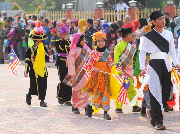 关丹 Aug 31:Malaysians 参加国庆阅兵，在 2015 年 8 月 31 日在关丹，彭亨，马来西亚庆祝独立 58 周年. — 图库照片