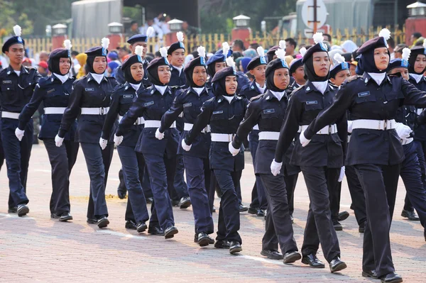 KUANTAN-AUG 31: Orang Malaysia berpartisipasi dalam parade Hari Nasional, merayakan ulang tahun kemerdekaan ke-58 pada 31 Agustus 2015 di Kuantan, Pahang, Malaysia . — Stok Foto