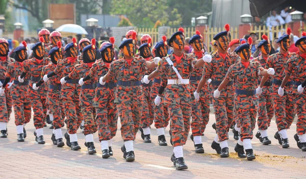 KUANTAN-AUG 31: Orang Malaysia berpartisipasi dalam parade Hari Nasional, merayakan ulang tahun kemerdekaan ke-58 pada 31 Agustus 2015 di Kuantan, Pahang, Malaysia . — Stok Foto