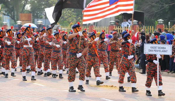 KUANTAN-AUG 31:Malaysians participate in National Day parade, celebrating the 58th anniversary of independence on August 31, 2015 in Kuantan, Pahang, Malaysia. — Stock Photo, Image