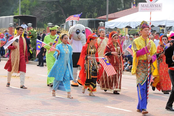 クアンタン 8 月 31:Malaysians は 2015 年 8 月 31 日クアンタン、パハン州、マレーシアでの独立 58 周年を祝うナショナルデー パレードに参加します。. — ストック写真