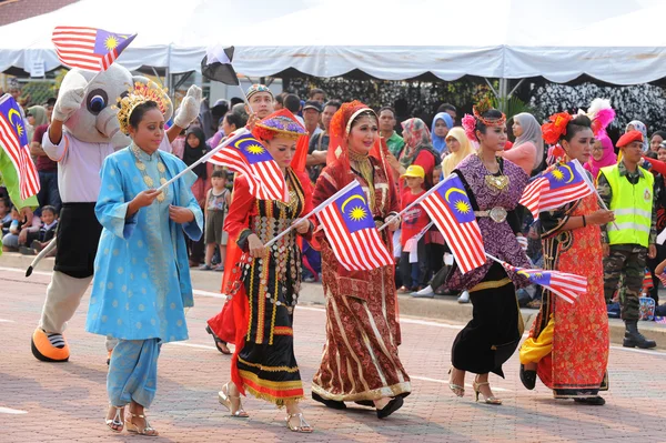 KUANTAN-AUG 31:Malaysians participate in National Day parade, celebrating the 58th anniversary of independence on August 31, 2015 in Kuantan, Pahang, Malaysia. — Stock Photo, Image