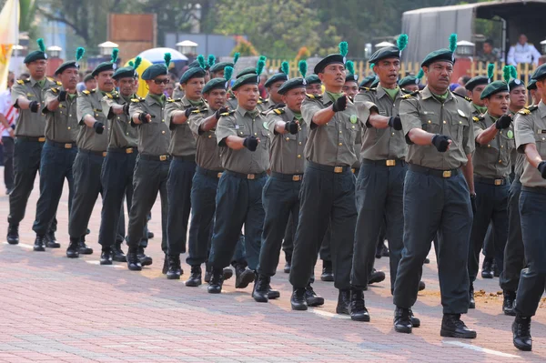 KUANTAN-AGO 31: Los malasios participan en el desfile del Día Nacional, celebrando el 58 aniversario de la independencia el 31 de agosto de 2015 en Kuantan, Pahang, Malasia . — Foto de Stock