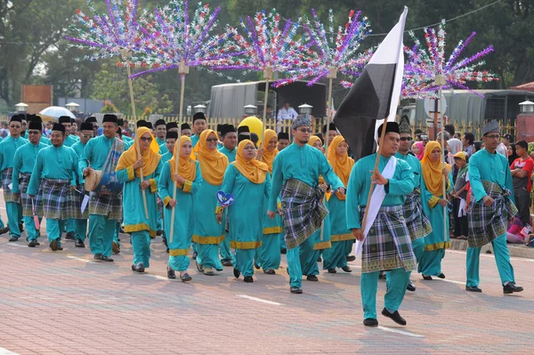クアンタン 8 月 31:Malaysians は 2015 年 8 月 31 日クアンタン、パハン州、マレーシアでの独立 58 周年を祝うナショナルデー パレードに参加します。. — ストック写真