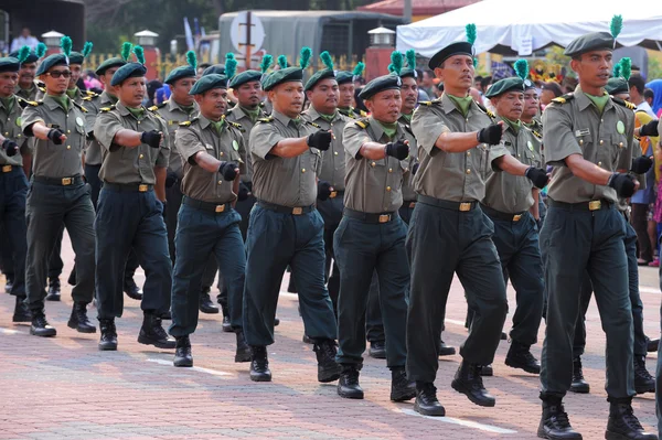 KUANTAN-AUG 31:Malaysians participate in National Day parade, celebrating the 58th anniversary of independence on August 31, 2015 in Kuantan, Pahang, Malaysia. — Stock Photo, Image