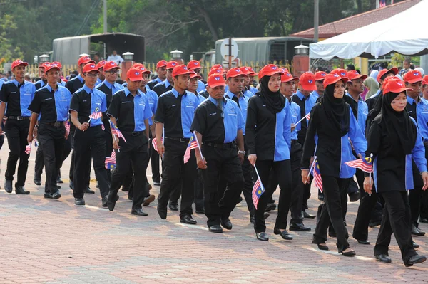 KUANTAN-AUG 31:Malaysians participate in National Day parade, celebrating the 58th anniversary of independence on August 31, 2015 in Kuantan, Pahang, Malaysia. — Stock Photo, Image