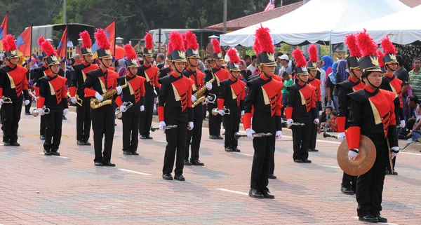 Kuantan-Aug 31: Malaysier nehmen an der Parade zum Nationalfeiertag teil, mit der der 58. Jahrestag der Unabhängigkeit am 31. August 2015 in Kuantan, Pahang, Malaysia gefeiert wird. — Stockfoto