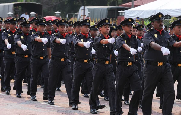 KUANTAN-31 AOÛT : Les Malaisiens participent au défilé de la fête nationale, célébrant le 58e anniversaire de l'indépendance le 31 août 2015 à Kuantan, Pahang, Malaisie . — Photo