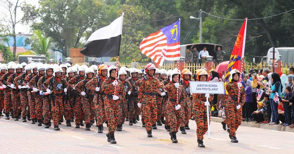 KUANTAN-AGOSTO 31: I malesi partecipano alla parata della Giornata Nazionale, che celebra il 58esimo anniversario dell'indipendenza il 31 agosto 2015 a Kuantan, Pahang, Malesia . — Foto Stock