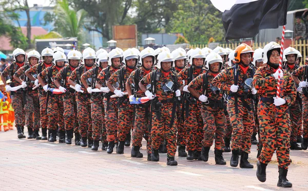 KUANTAN-AUG 31: Orang Malaysia berpartisipasi dalam parade Hari Nasional, merayakan ulang tahun kemerdekaan ke-58 pada 31 Agustus 2015 di Kuantan, Pahang, Malaysia . — Stok Foto