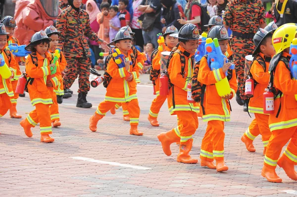 关丹 Aug 31:Malaysians 参加国庆阅兵，在 2015 年 8 月 31 日在关丹，彭亨，马来西亚庆祝独立 58 周年. — 图库照片