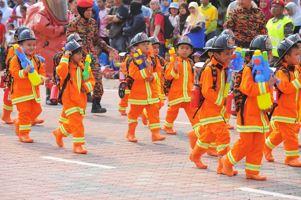 KUANTAN-AUG 31:Malaysians participate in National Day parade, celebrating the 58th anniversary of independence on August 31, 2015 in Kuantan, Pahang, Malaysia. — Stock Photo, Image