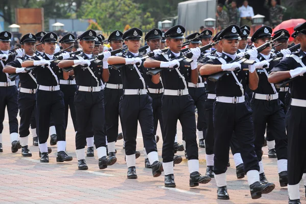 Kuantan-Aug 31: Malaysier nehmen an der Parade zum Nationalfeiertag teil, mit der der 58. Jahrestag der Unabhängigkeit am 31. August 2015 in Kuantan, Pahang, Malaysia gefeiert wird. — Stockfoto
