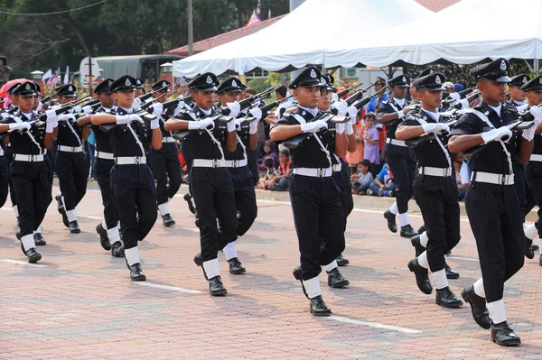 Kuantan-Ağustos 31:Malaysians üzerinde 31 Ağustos 2015 yılında Kuantan, Pahang, Malezya bağımsızlık 58 yaşını kutluyor Ulusal günü yürüyüşü, katılmak. — Stok fotoğraf