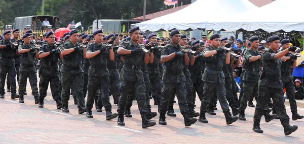 KUANTAN-AUG 31:Malaysians participate in National Day parade, celebrating the 58th anniversary of independence on August 31, 2015 in Kuantan, Pahang, Malaysia. — Stock Photo, Image