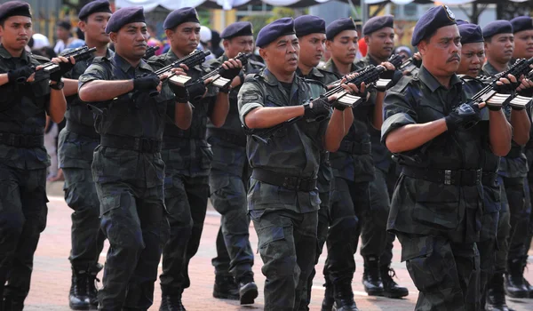 KUANTAN-AGO 31: Los malasios participan en el desfile del Día Nacional, celebrando el 58 aniversario de la independencia el 31 de agosto de 2015 en Kuantan, Pahang, Malasia . — Foto de Stock