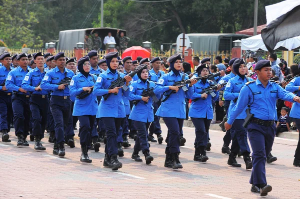 KUANTAN-AGOSTO 31: I malesi partecipano alla parata della Giornata Nazionale, che celebra il 58esimo anniversario dell'indipendenza il 31 agosto 2015 a Kuantan, Pahang, Malesia . — Foto Stock