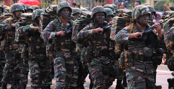 KUANTAN-AUG 31: Orang Malaysia berpartisipasi dalam parade Hari Nasional, merayakan ulang tahun kemerdekaan ke-58 pada 31 Agustus 2015 di Kuantan, Pahang, Malaysia . — Stok Foto