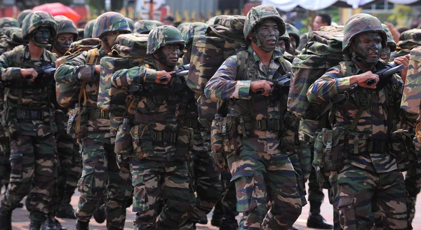 Kuantan-Aug 31: Malaysier nehmen an der Parade zum Nationalfeiertag teil, mit der der 58. Jahrestag der Unabhängigkeit am 31. August 2015 in Kuantan, Pahang, Malaysia gefeiert wird. — Stockfoto