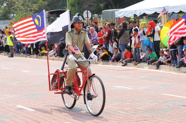 Kuantan-Ağustos 31:Malaysians üzerinde 31 Ağustos 2015 yılında Kuantan, Pahang, Malezya bağımsızlık 58 yaşını kutluyor Ulusal günü yürüyüşü, katılmak. — Stok fotoğraf