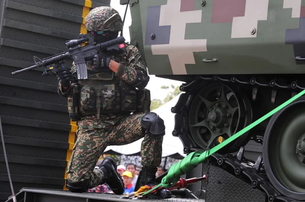 KUANTAN-AUG 31: Orang Malaysia berpartisipasi dalam parade Hari Nasional, merayakan ulang tahun kemerdekaan ke-58 pada 31 Agustus 2015 di Kuantan, Pahang, Malaysia . — Stok Foto