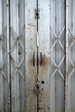 Eski metal kapı kapı katlama.