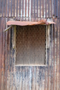 Paslı eski pencere.