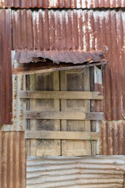 Paslı eski ahşap pencere ile bina.