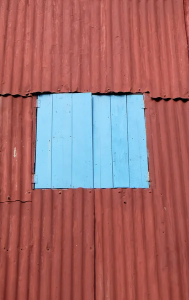 Edificio oxidado con ventana antigua . — Foto de Stock