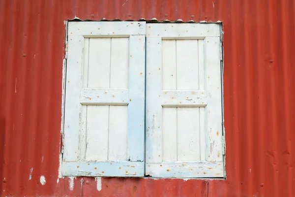 Edifício enferrujado com janela de madeira antiga . — Fotografia de Stock