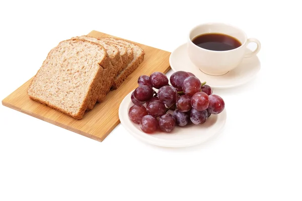 Цілий зерновий хліб і виноград подають з чашкою кави ізольовано на білому тлі — стокове фото