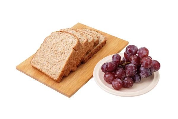 Pan integral y uvas aisladas sobre fondo blanco — Foto de Stock