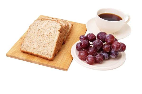 Pane integrale e uva servire con una tazza di caffè isolato su sfondo bianco — Foto Stock