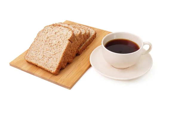 Pain et raisins à grains entiers servis avec une tasse de café isolé sur fond blanc — Photo