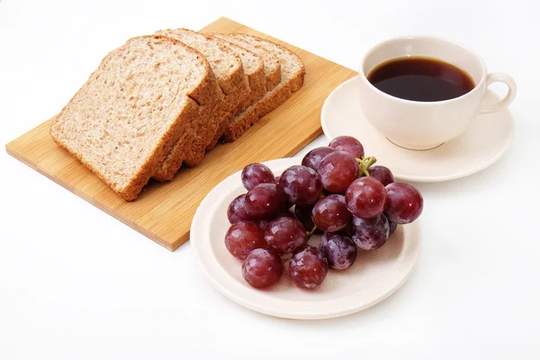 Цілий зерновий хліб і виноград подають з чашкою кави — стокове фото
