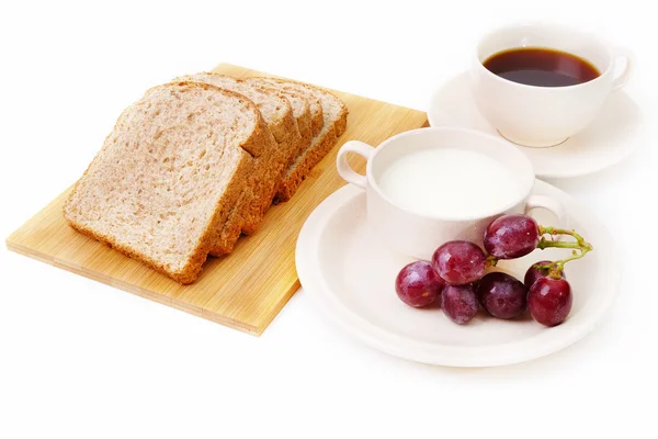 Цілий зерновий хліб, виноград і молоко подають з чашкою кави — стокове фото