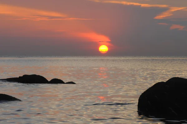 Zonsopgang op tropisch land. — Stockfoto