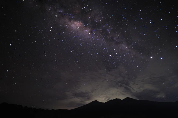 Milkyway en la cima del Monte RInjani, Lombok, Indonesia . Imagen De Stock