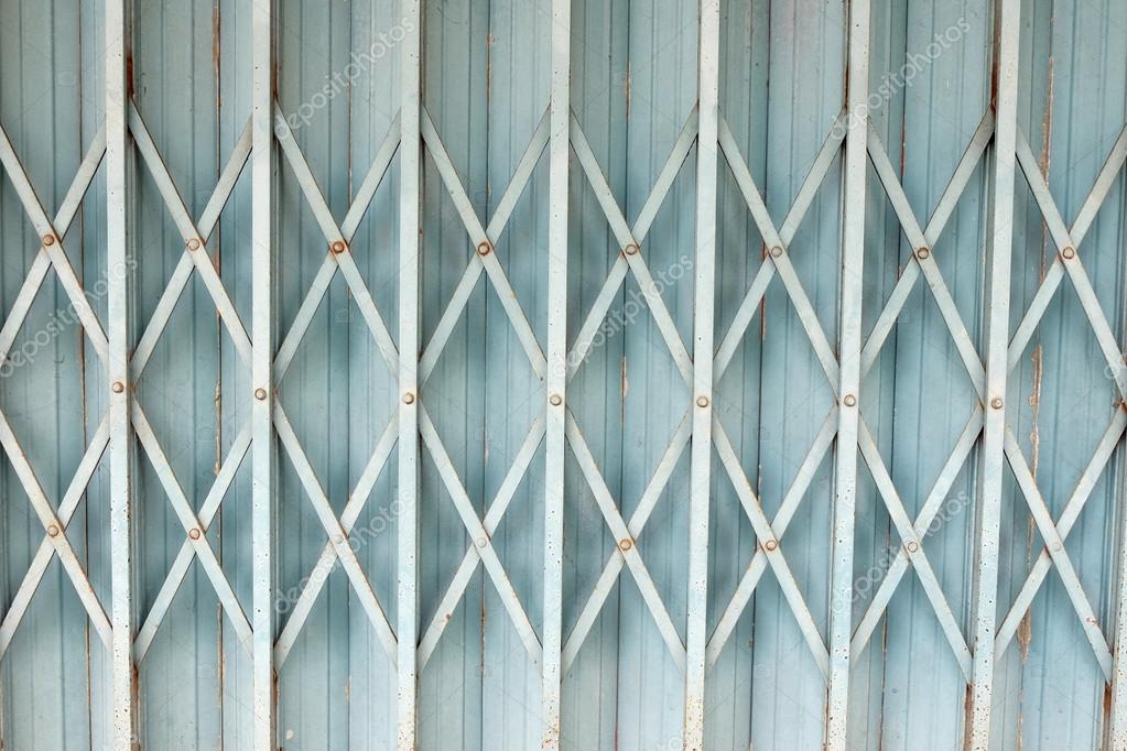 collapsible metal gate